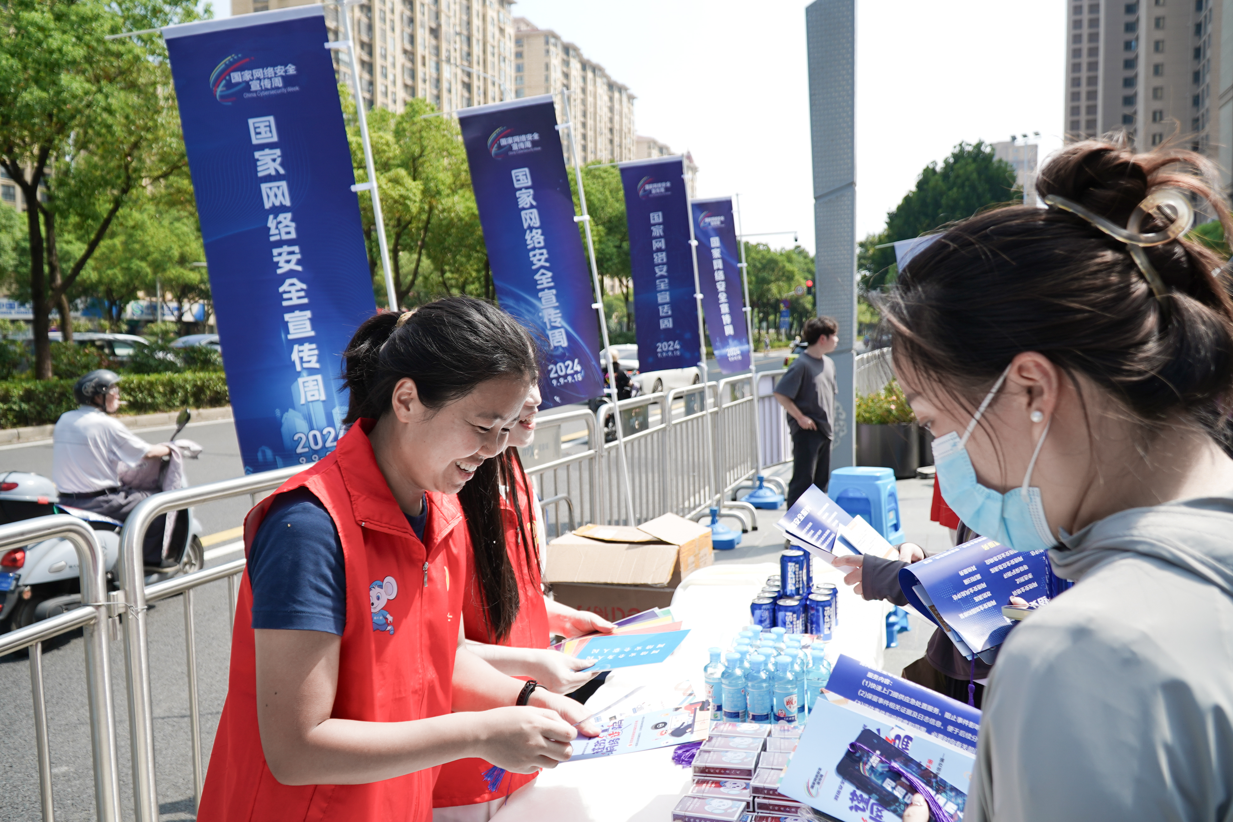 聯(lián)動凈化網(wǎng)絡(luò)，共筑安全防線 ——江蘇瑞新網(wǎng)絡(luò)安全紅色衛(wèi)士走進常州萬象城